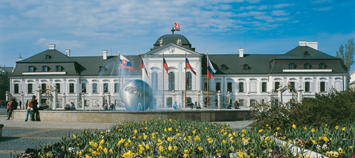 Das Palais Grassalkovich (Grasalkovičov palác) zu Bratislava ist Regierungssitz und wird deswegen auch Präsidentenpalais (Prezidentský palác) genannt.