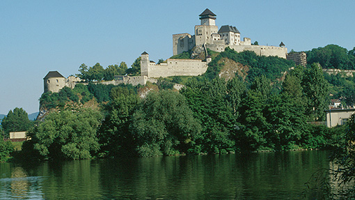 Auf einem steilen Felsen befindet sich die mittelalterliche, im 11. Jahrhundert erbaute Burg Trenčín, die namensgebend für die heute achtgrößte Ortschaft des Landes ist, die sich unterhalb der Burg entwickelte. Der Kurort Trenčianske Teplice (Trentschin-Teplitz bzw. Trentschiner Bad) befindet sich 15 km von Trenčín entfernt.